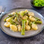 Cremige-Gnocchi-mit-Spargelpfanne-Glutenfrei-Low-Carb-Rezept