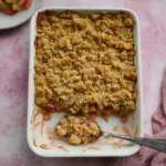Rhabarber-Crumble-–-Fruchtig-Knusprig-Einfach-Rezept