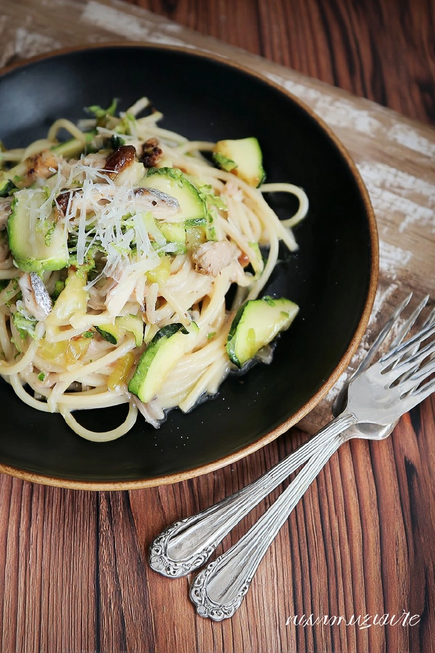Cremige Pasta mit Zucchini, Fenchel und Sardinen