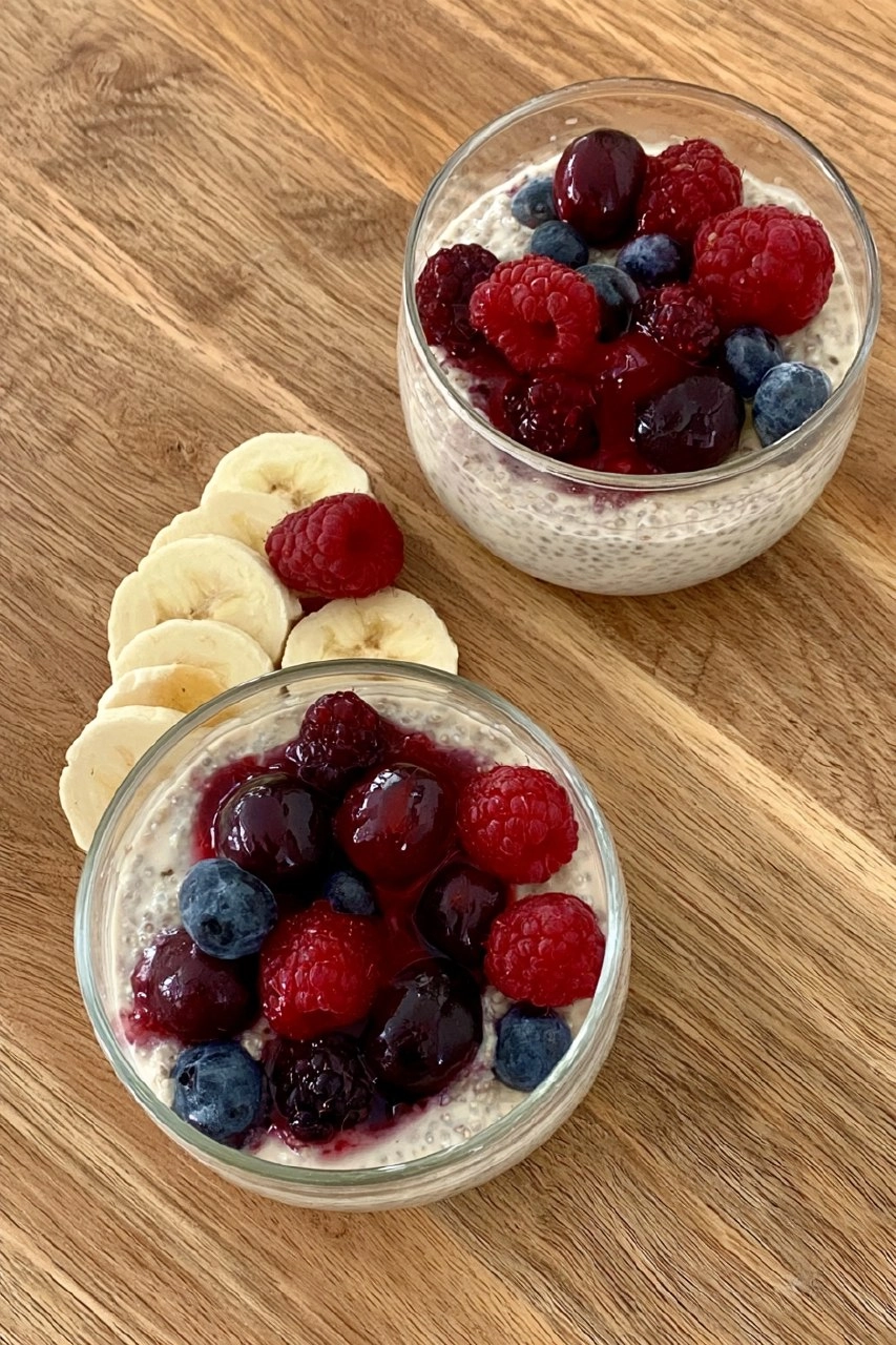 Erdnuss-Chiapudding mit Beeren