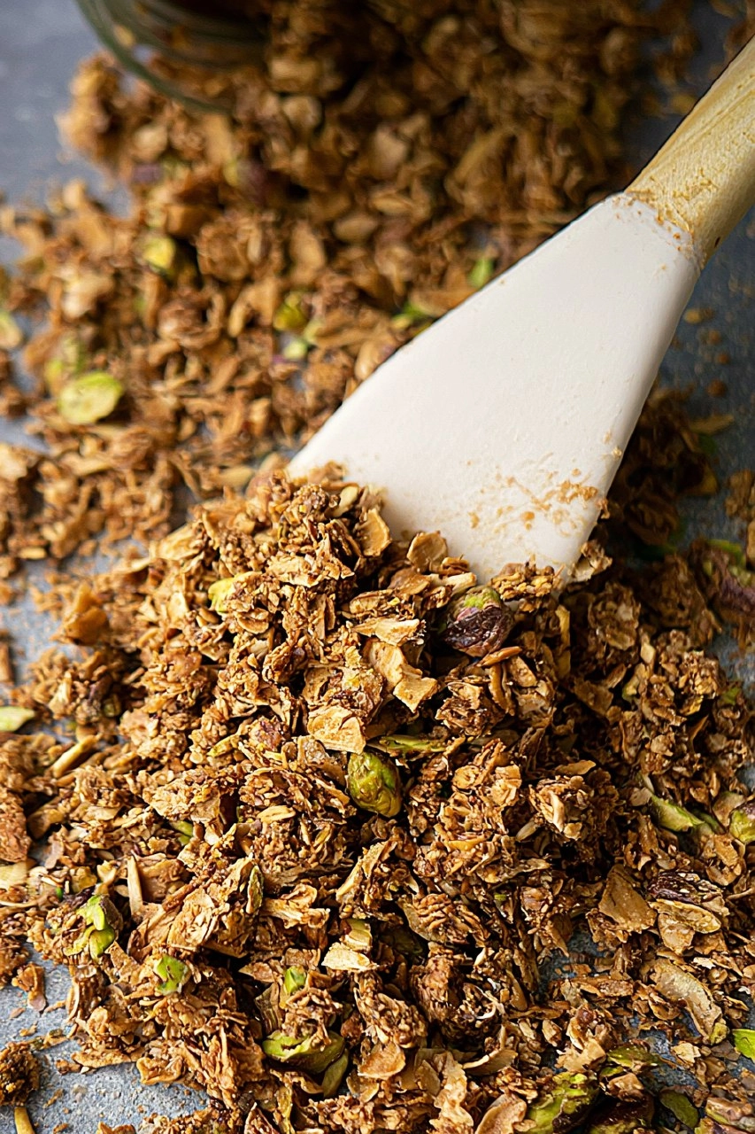 Knuspriges Pistazien-Kokos-Granola